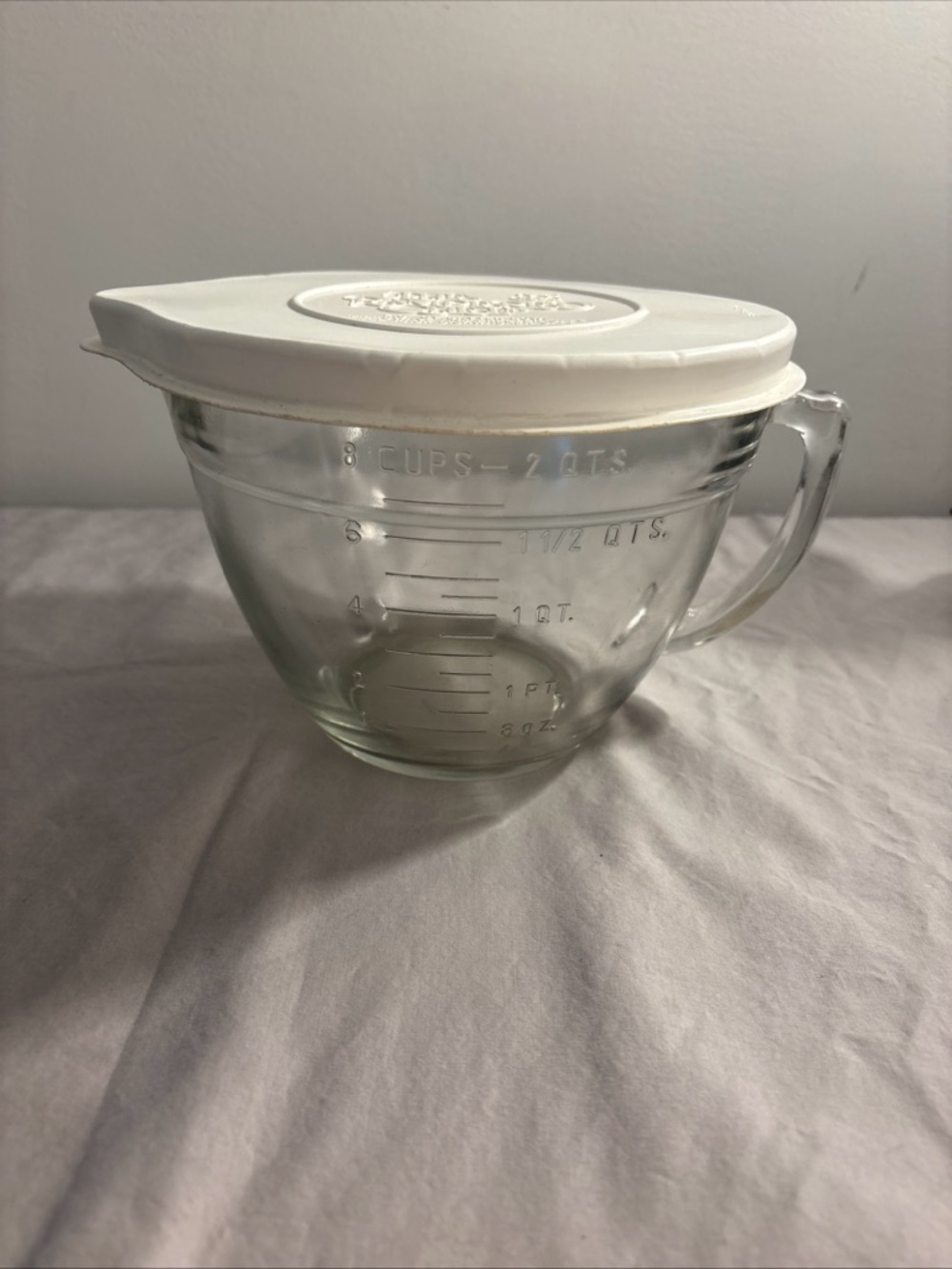 The Pampered Chef Clear Glass Measuring Bowl with White Lid 8 cups